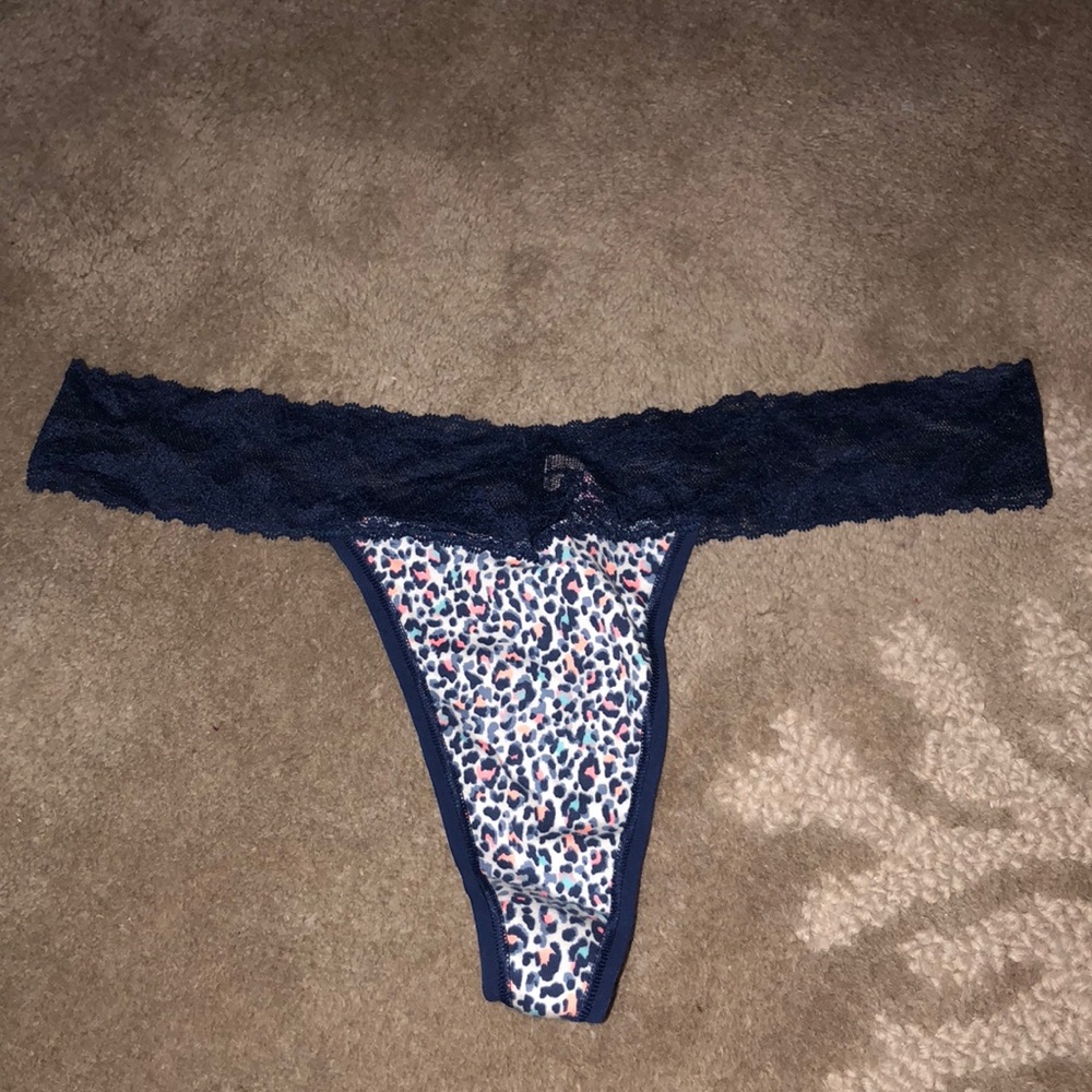 Brand New Victoria Secret Low Rise Thong Large